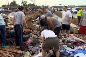 Po tornado Oklahomoje | cbsnews.com stop kadras 