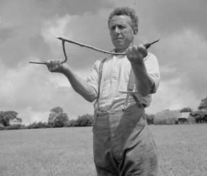 Ūkininkas Didžiojoje Britanijoje aplink savo fermą virgulėmis ieško gruntinio vandens, 1942 metų nuotrauka ©UK Ministry of Information 