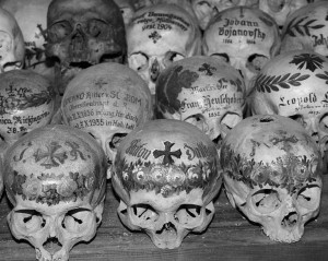 Kaukolės su užrašais Halštato mieste Austrijoje_satenai.lt
