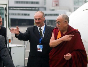 Jo Šventenybė Dalai Lama ir jį pasitinkantis Vytis Vidunas | delfi.lt, K.Čachovskio nuotr.
