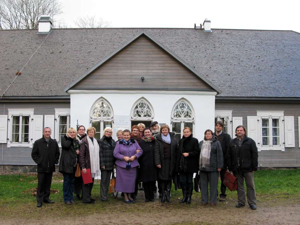 Aukštaitijos regioninės etninės kultūros globos tarybos nariai prie 1863 metų sukilimo muziejaus Paberžėje | I.Bajorūnės nuotr.