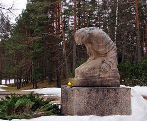 Žemės Motės skulptūra Ciesių kapinėse (Latvija), sukurta skulptoriaus K.Jansono 1966 m.