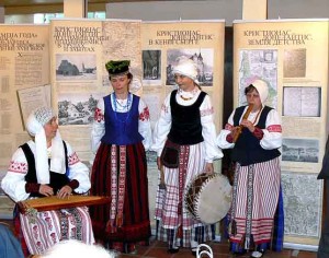 Folkloro grupė „Aušrinė“ iš Juodkrantės atliko K. Donelaičio laikų muzikinę programą | R.Senapėdžio nuotr.