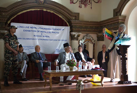 Fotografijų parodos atidarymas „Chandra Shamsher’s Palace“. Iškilmėms vadovauja Nepalo viceprezidentas Parmananda Jha (priekyje) | V. Vitkausko nuotr.