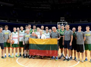 Prezidentė Lietuvos krepšinio rinktinei įteikė trispalvę | lrp.lt, R. Dačkaus nuotr.