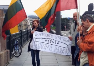 Tautininkai protestuoja prieš sovietines Žaliojo tilto skulptūras 2012-06-23 d. | Alkas.lt nuotr.