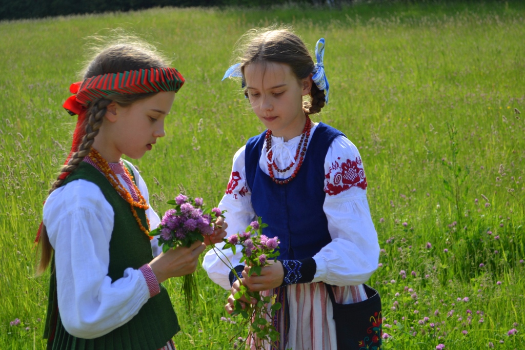 Kategorijoje „Asmeninis vaikiškas tautinis kostiumas” geriausiais komisiją išrinko dvynukių Saulės ir Auksės Dovidėnaičių iš Vilniaus kostiumus