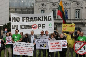 Konferencijos išvakraėse prie Europos Parlamento vyko protesto akcija prieš hidraulinio ardymo technologiją. Akcijoje dalyvavo ir Lietuvos piliečiai 