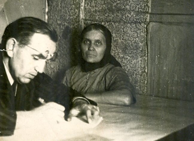 Jurgis Dovydaitis su pateikėja Michalina Karloniene Kabeliuose 1952 m. | E. Miliauskienės nuotr.