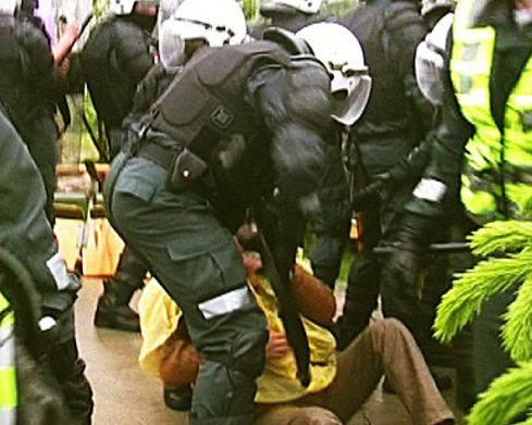 Policijos smurtas Garliavoje 2012 m. gegužės 17 d. | youtube.com stop kadras