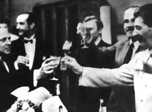 SSRS ir Vokietijos nepuolimo sutarties (vadinamojo Ribentropo–Molotovo pakto) pasirašymas. Pirmas iš kairės J. Ribentropas, dešinėje J. Stalinas ir V. Molotovas. Kremlius, 1939 m. rugpjūčio 23 d. | leidyklos „Briedis“ nuotr.
