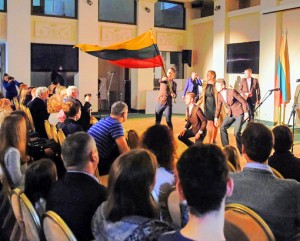 Naujosios Akmenės Ramučių gimnazijos moksleivių muzikinis spektaklis „Prašau, mylėkit mano Lietuvą“ prezidentūroje | lrp.lt