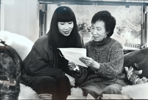 Amt Tan su mama, fotografuota išėjus pirmai autorės  knygai