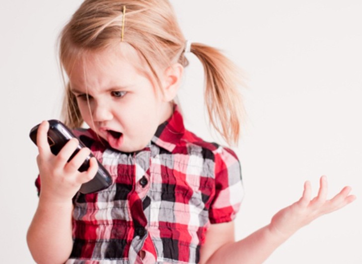 Vaikas su išmaniuoju telefonu | yourekavach.com nuotr.