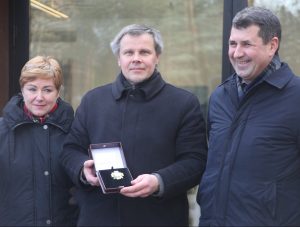 Kultūros ministerijos atstovai įteikia apdovanojimą Gintarui Karosui Europos parko edukacijos centre | asmeninė nuotr.