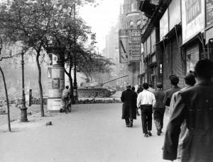 Tankai Budapešto Didžiajame Bulvare 1956 m. | wikipedia.org nuotr.