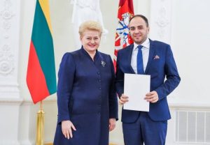 prezidente_dalia_grybauskaite_ir-lukas_macijauskas_su_apdovanojimu_lrp-lt_nuotr