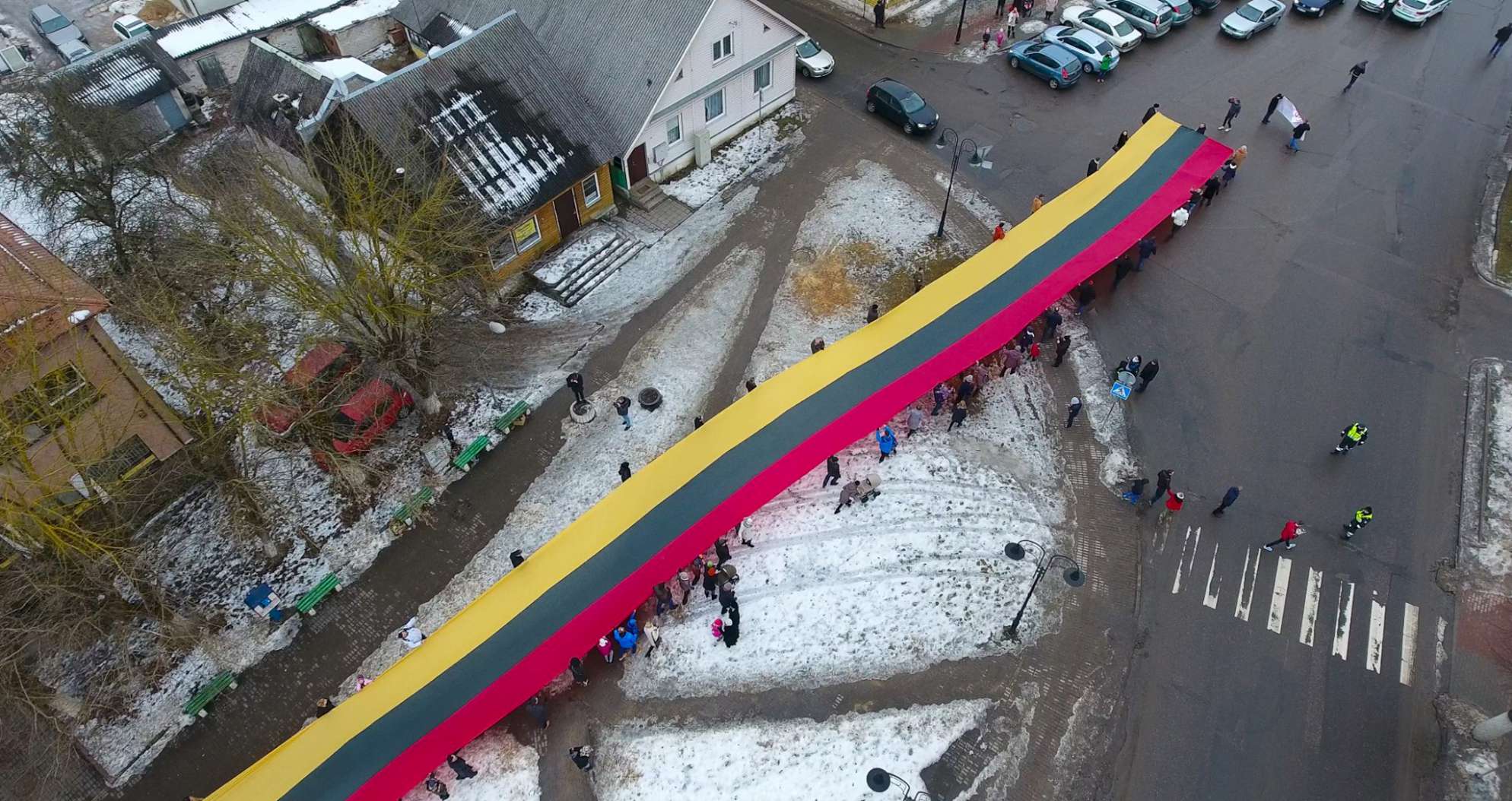 Vasario 16-ąją Nemenčinėje papuošė 250 metrų trispalvė | Rengėjų nuotr.