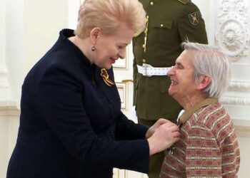 Lietuvos Respublikos Prezidentė įteikia apdovanojimą Faniai Jocheles–Brancovskajai