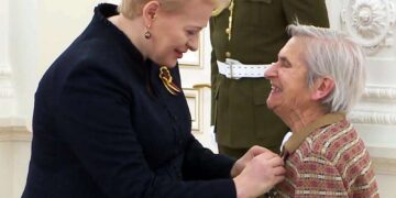Lietuvos Respublikos Prezidentė įteikia apdovanojimą Faniai Jocheles–Brancovskajai