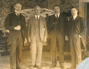 Jonas Vileišis(antras iš dešinės) su JAV lietuviais 1935m_LCVA