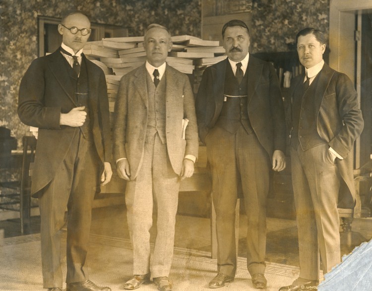Jonas Vileišis antras iš dešinės su JAV lietuviais 1935m. | Signatarų namų nuotr