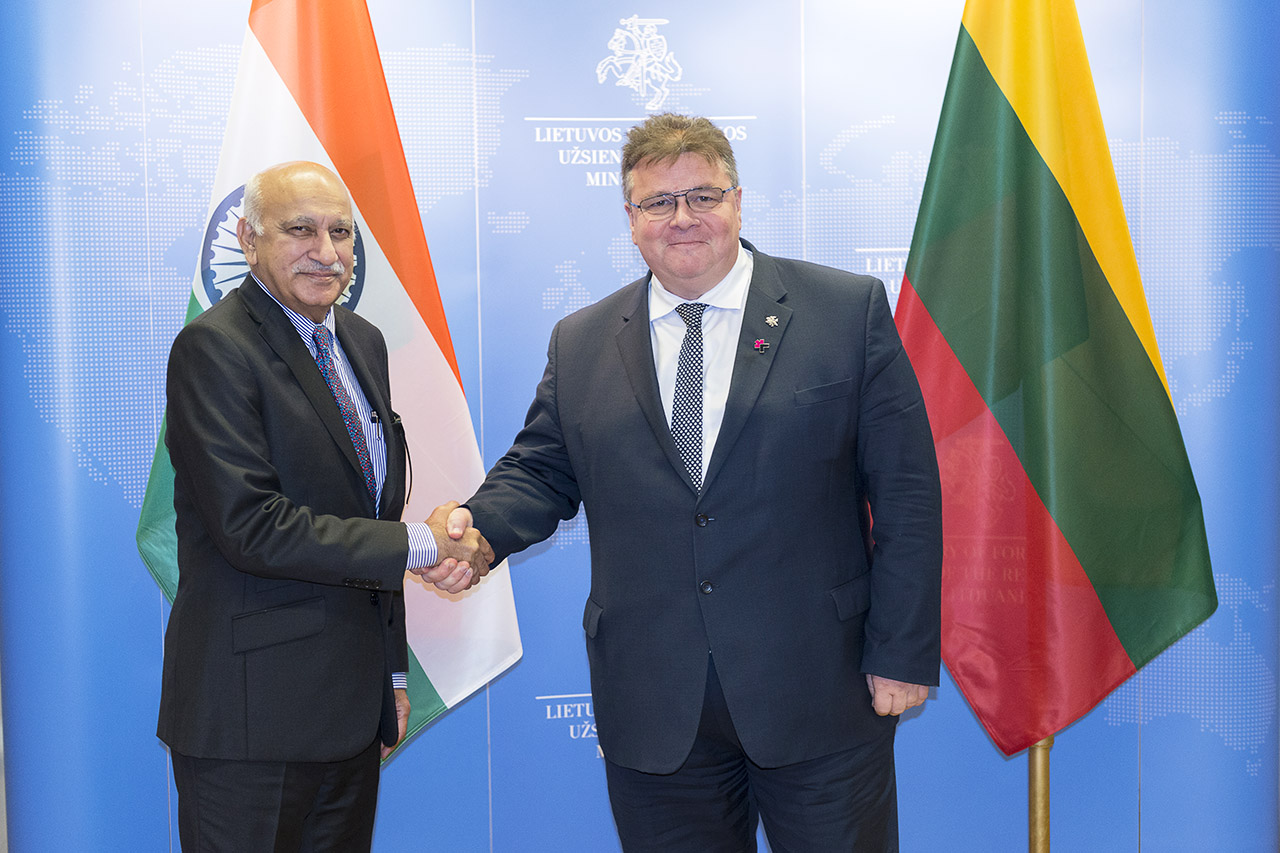 Linas Linkevičius susitiko su Vilniuje viešinčiu Indijos išorinių reikalų valstybės ministru Mobašarų Džavedu Akbaru | L. Segerso nuotr.