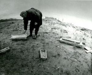 Tit Arų salos tremtinių kapinėse Jakutijoje 1989 m. Iš knygos Juozas Kazlauskas „Fotografija“ | J. Kazlausko nuotr.