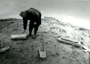 Tit Arų salos tremtinių kapinėse Jakutijoje 1989 m. Iš knygos Juozas Kazlauskas „Fotografija“ | J. Kazlausko nuotr.
