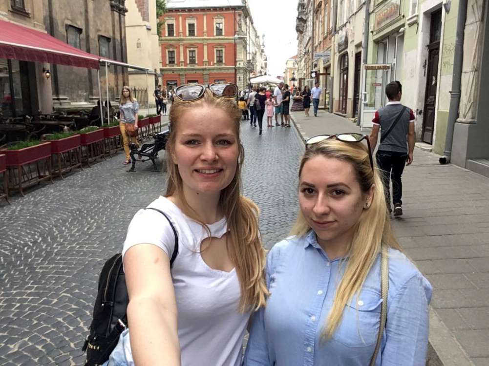 Anastasija iš Moldovos ir Oksana iš Baltarusijos Lvovo senamiestyje | Užsienio lietuvių studentų klubo nuotr.
