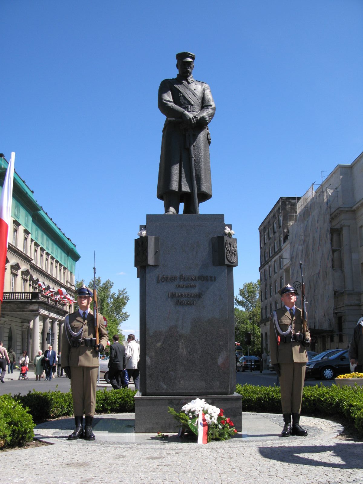 2. Realistinis, atpažįstamas J. Pilsudskio paminklas Varšuvoje priešais jo vardu pavadintą aikštę, viename aikštės centrinės ašies ašigalyje (pastatytas 1995 m.) | Wikipedia.org nuotr.