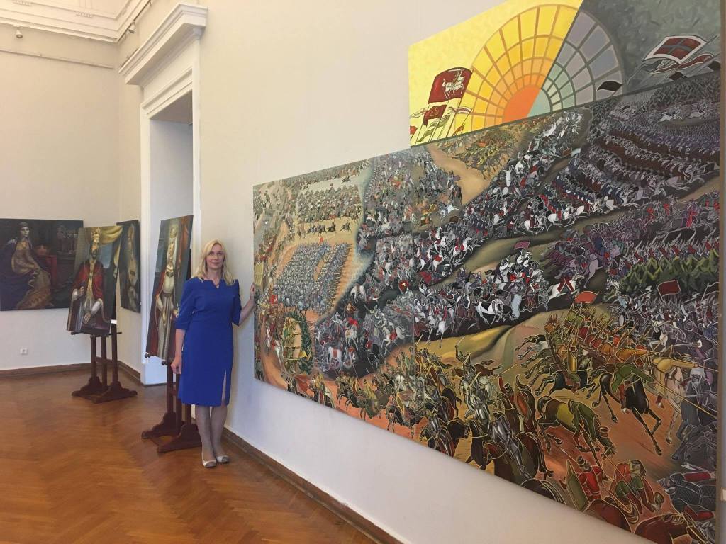 Dailininkė L. Tubelytė-Kriukelienė prie savo paveikso "Oršos mūšis".