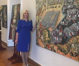 Laima Tubelytė-Kriukelienė prie savo paveikslo „Oršos mūšis“ | Asmeninė nuotr.