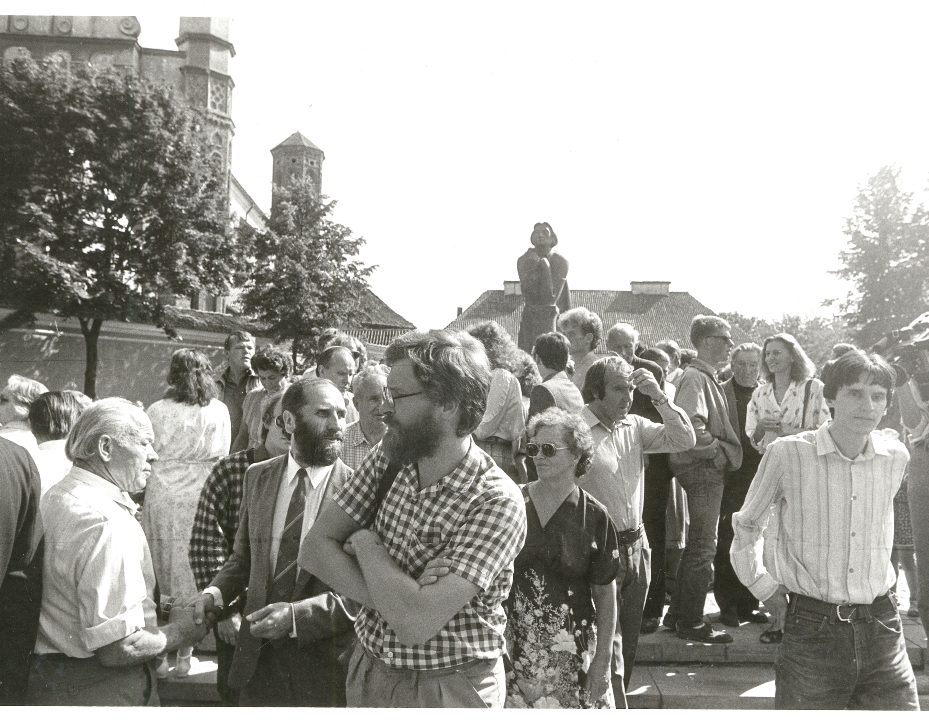 1987 m. rugpjūčio 23-ioji. Prie Adomo Mickevičiaus paminklo Vilniuje Lietuvos patriotai pirmą kartą viešai pasmerkė Molotovo–Ribentropo paktą, atėmusį iš Baltijos šalių laisvę | Archyvinė nuotr.