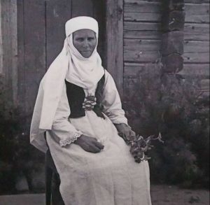 Elzė Jankauskienė su tautiniais drabužiai B. Buračo nuotr.