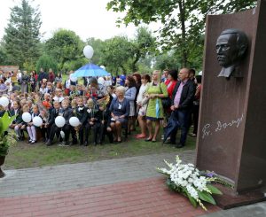 Atidengtas paminklas signatarui Pranui Dovydaičiu | Kauno r. savivaldybės nuotr.