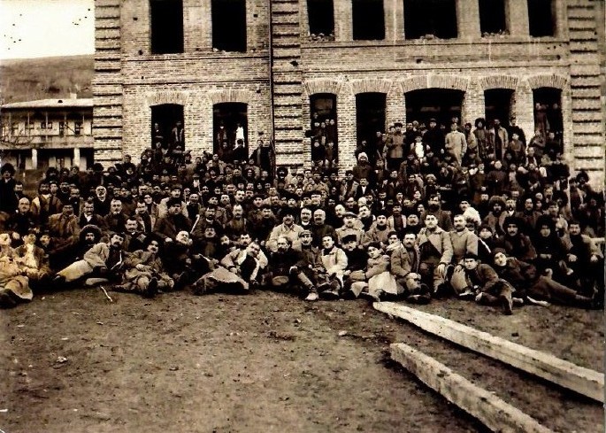 „Machkaani“ bendruomenė 1899 m., šalia teatro | Valstybinės kultūros paveldo komisijos nuotr.
