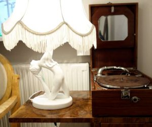 Moderno stiliaus stalinė lempa ir „gramofonas“ | D. Slavinsko nuotr.