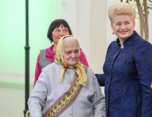  Partizanų ryšininkė Zofija Druktenienė-Gegutė ir Prezidentė | lrp.lt nuotr.