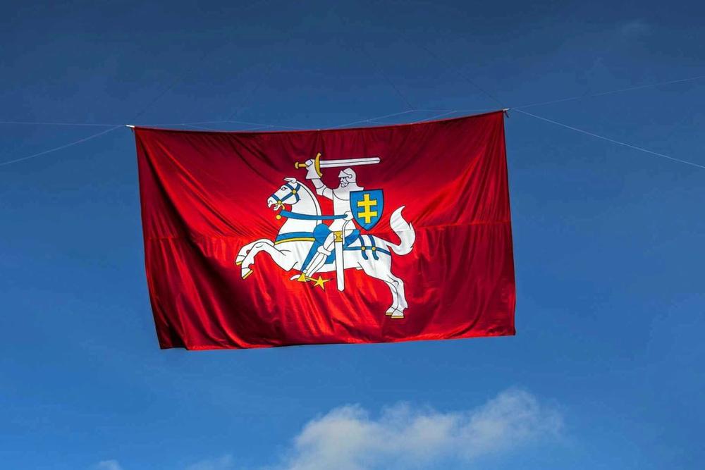 Lietuvos istorinė vėliava virš Lukiškių aikštės | Alkas.lt, A.Sartanavičiaus nuotr.