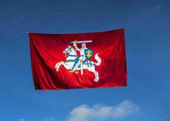 Lietuvos istorinė vėliava virš Lukiškių aikštės | Alkas.lt, A.Sartanavičiaus nuotr.