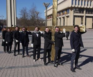 Jaunieji aktoriai Teatro dienos proga visai kultūrai pastatė auksinį kryžių | Alkas.lt, J. Vaiškūno nuotr.