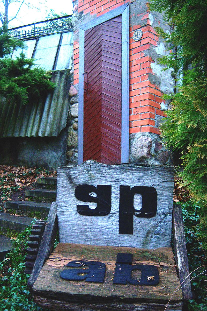 Įėjimas į muziejų šalia šiltnamio sodyboje | Wikipedia.org nuotr.