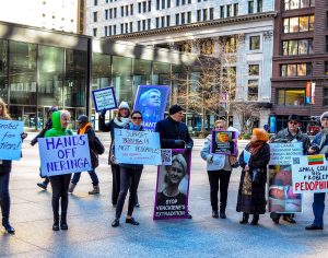 Prie teismo rūmų Čikagoje žmonės surengė piketą „Čikaga su Neringa“, kurio dalyviai su plakatais ir transparantais išreiškė savo palaikymą ryžtingai kovotojai prieš pedofilų klaną | Rengėjų nuotr.