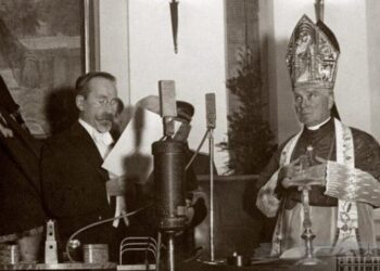 Išrinktojo Prezidento Antano Smetonos priesaiką priima arkivyskupas Juozapas Skvireckas. Kaunas, 1938 m. gruodžio 12 d. | Bačkaičio nuotr. LCVA.