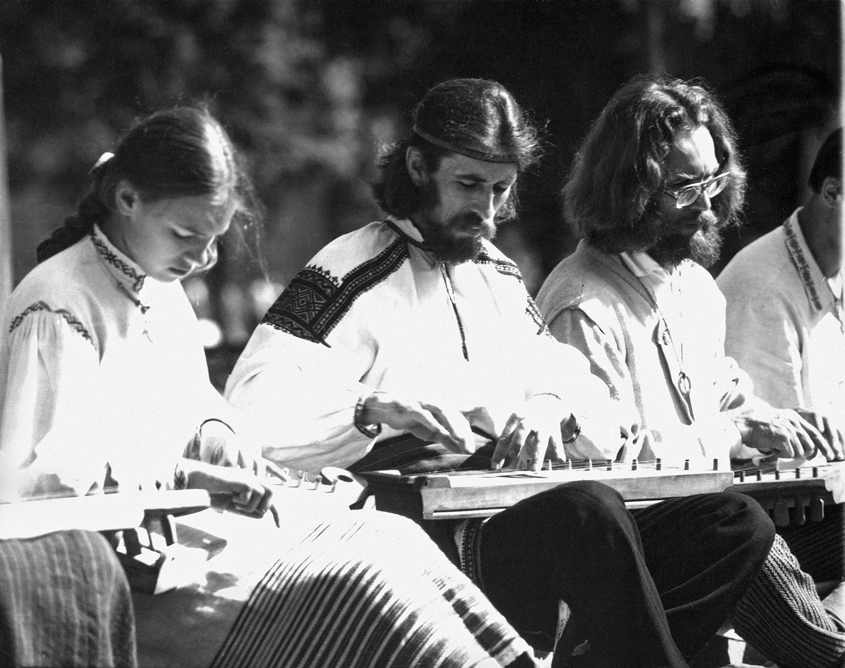 Saulė Vakrinaitė, Valdis Muktupavelas ir Evaldas Vyčinas kankliuoja festivalyje „Skamba skamba kankliai“. Apie 1983m. | asmeninė nuotr.