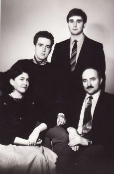 Mano šeima 1989 m. Iš kairės sėdi žmona Valentina, aš – Vladas Turčinavičius, stovi sūnūs Nodaris ir Remigijus | Šeimos nuotr.