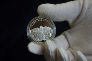 Iš gryno sidabro nukaldintas medalis istorinei vietai atminti – „Trakų pilis“ | UAB „Monetų namai“ nuotr.