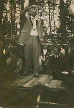 Vydūnas diriguoja šventėje ant Rambyno. Apie 1930 m. | Archyvinė nuotr.