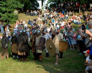 Vyksta tarptautinė senųjų amatų, senovinės muzikos ir karybos šventė „Apuolė“ | Rengėjų nuotr.
